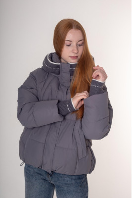 Куртка жіноча демісезонна утеплена з капюшоном, об’ємним кроєм, кишенями та стяжками знизу